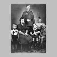 022-0316 Familie Gustav Schlisio im Jahre 1942. Von links Lothar, Anna, geb. Mombrei, Gustav, Gretel, Harry und Resi.jpg
